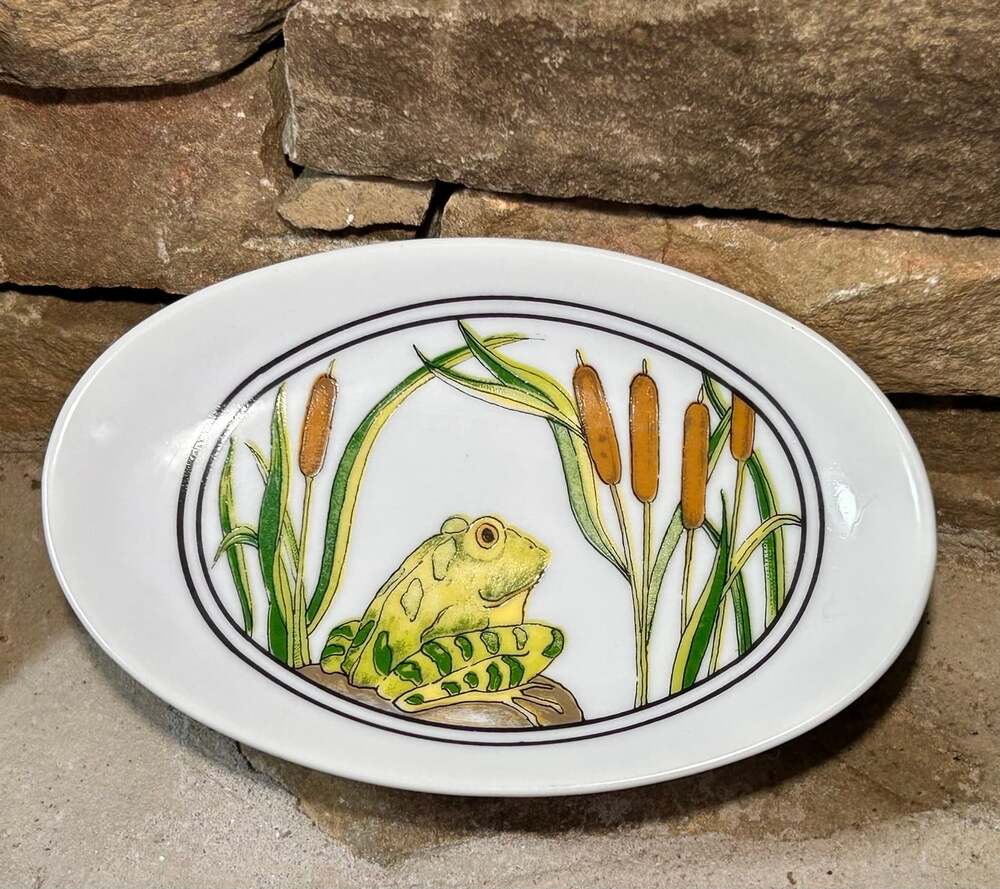 VTG Frog in a pond white  oval Pedestal Soap Dish Enesco 1971